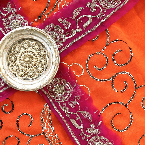 インド刺繍リボン　ビンテージ　NO,24 インド　サリーボーダー　刺繍　生地　布　素材　テープ　小物 1枚目の画像