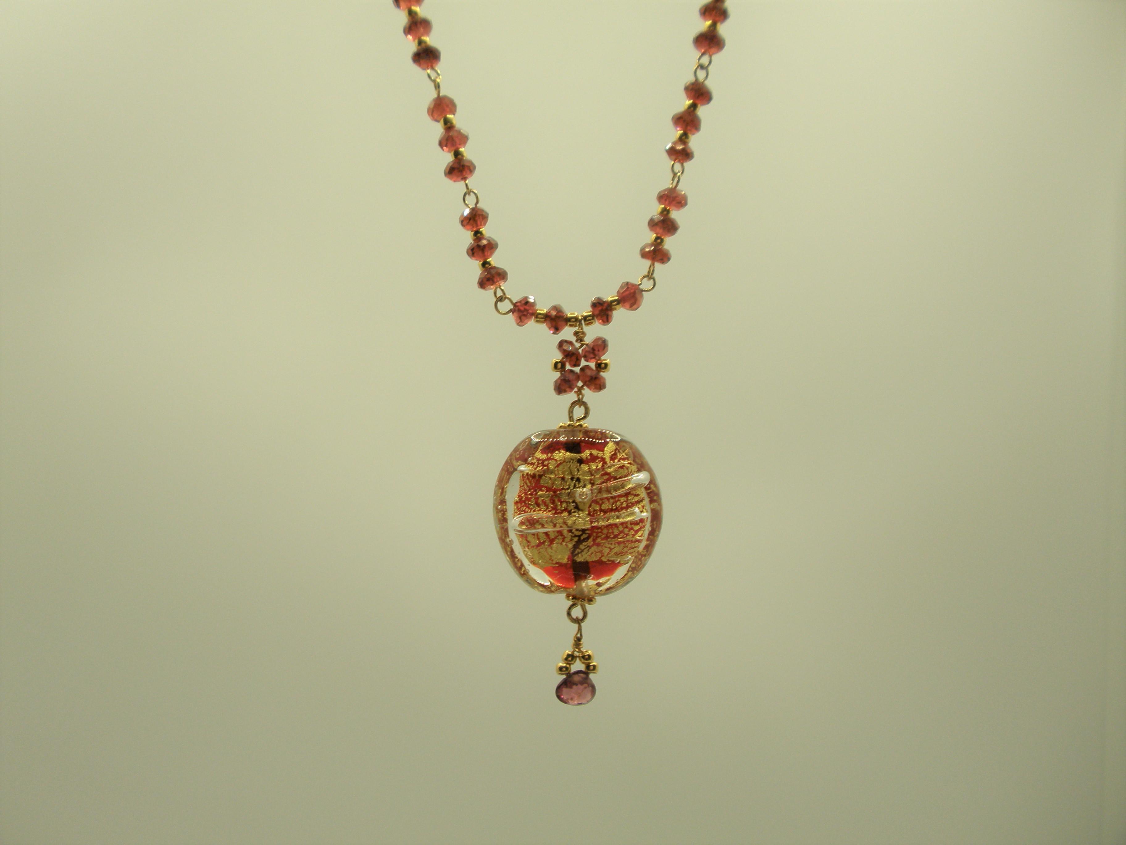 赤色が鮮やかな”ヴェネチアングラス”のネックレス