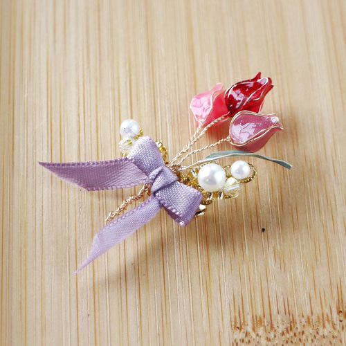 チューリップとビジューのブローチ ディップフラワー 卒業式 入学式