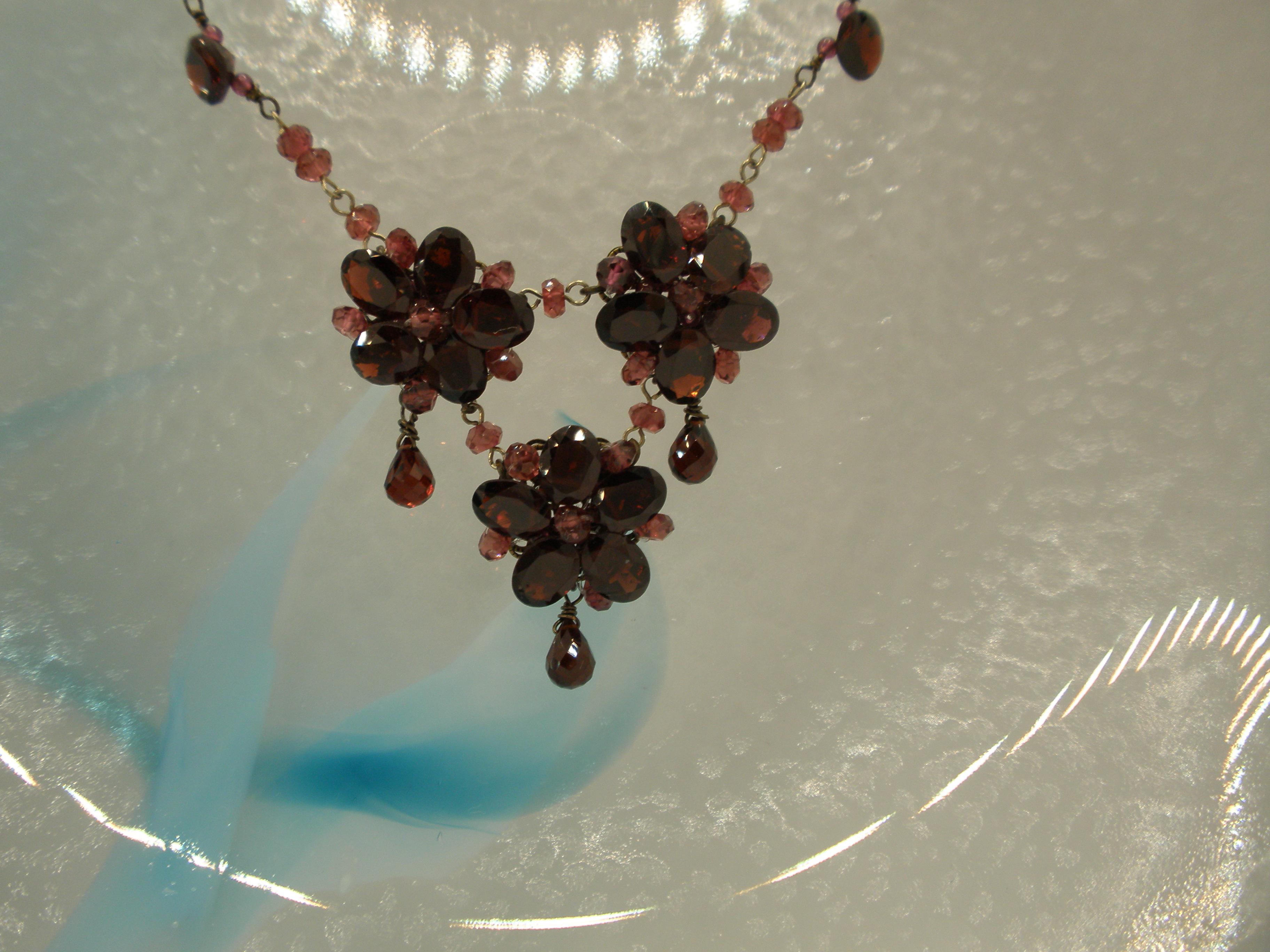 ”ロードライトガーネット”の赤が美しいお花のネックレス