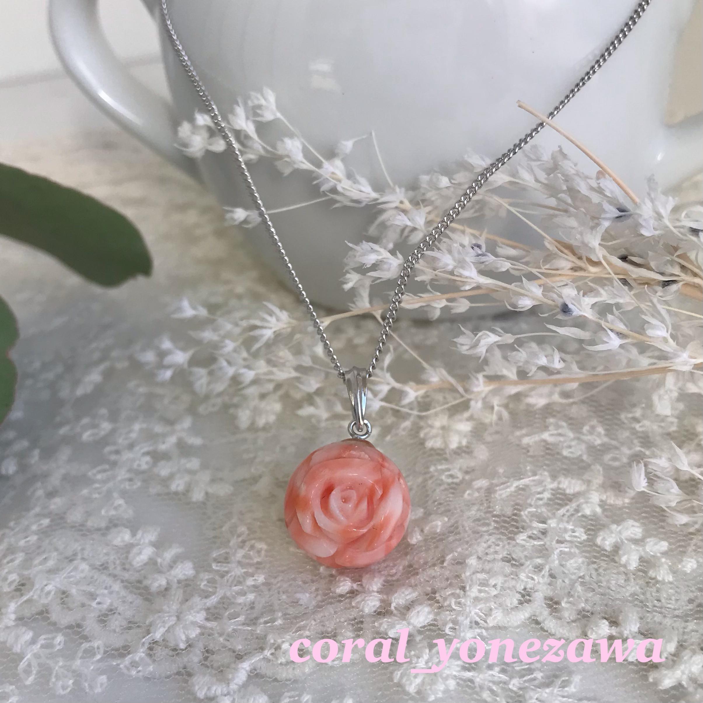 ピンク珊瑚玉約13mmに片面薔薇の彫刻入り・トップシルバー製ペンダント　R40227