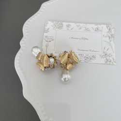 【USA真鍮#06】ゆらゆら揺れるコットンパール 真鍮フラワー お花のイヤリング ブライダル 結婚式 2枚目の画像
