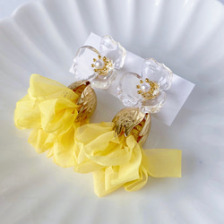 ミモザイエロータッセルとお花のふんわりイヤリング（ピアス）揺れる 黄色 結婚式 披露宴 カラードレス 再販 夏 春 1枚目の画像