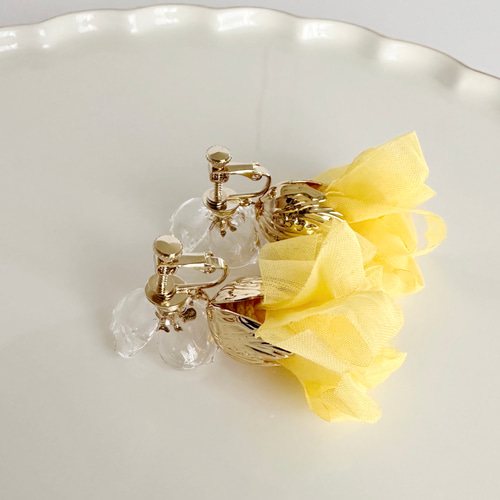 ミモザイエロータッセルとお花のふんわりイヤリング（ピアス）揺れる 