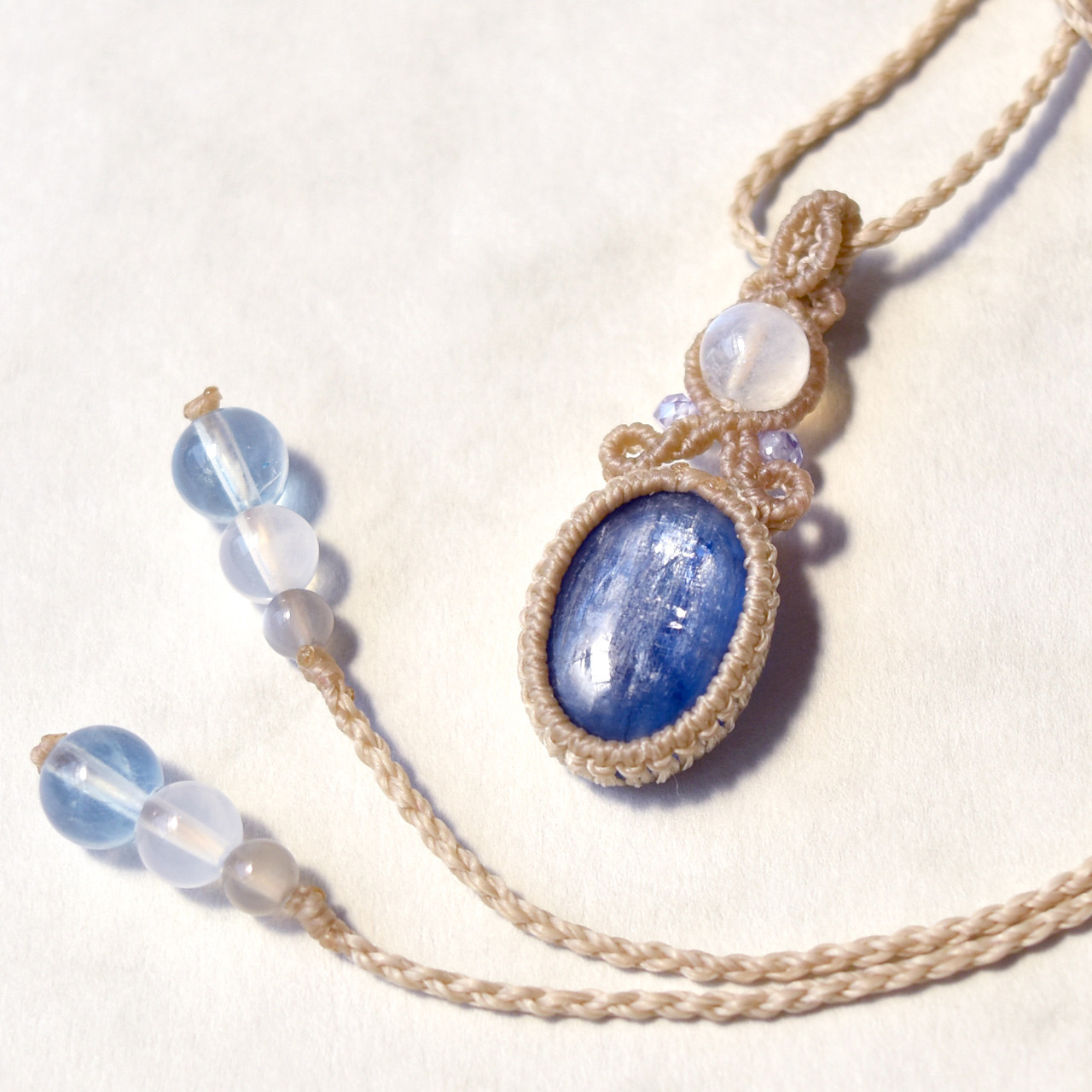 【終売セール】カイヤナイトとレインボームーンストーンのマクラメ編みお守りペンダント