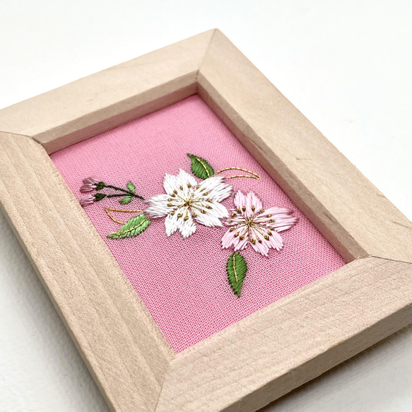 桜　刺繍フレーム　絹糸と金糸の日本刺繍　インテリア　壁飾り 8枚目の画像