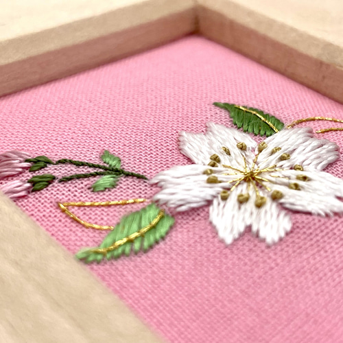 桜 刺繍フレーム 絹糸と金糸の日本刺繍 インテリア 壁飾り 桜 刺繍フレーム 絹糸と金糸の日本刺繍 インテリア 壁飾り