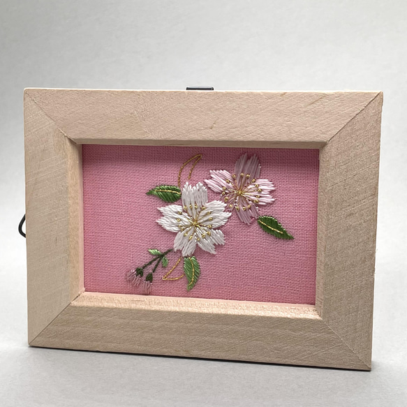 桜　刺繍フレーム　絹糸と金糸の日本刺繍　インテリア　壁飾り 3枚目の画像