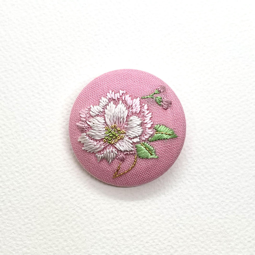 【専用】ハンドメイド　刺繍ブローチ　刺繍フレーム かすみ草のブーケ 木枠の刺繍ブローチ(ブルー) | iichi 日々の暮らしを