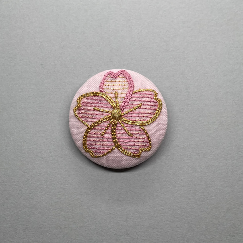キラキラ金糸の桜 刺繍ブローチ/帯留め 絹糸と金糸の日本刺繍