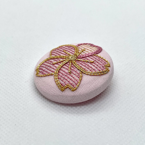 キラキラ金糸の桜 刺繍ブローチ/帯留め 絹糸と金糸の日本刺繍
