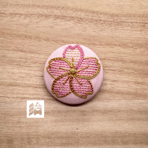 キラキラ金糸の桜 刺繍ブローチ/帯留め 絹糸と金糸の日本刺繍 キラキラ金糸の桜 刺繍ブローチ/帯留め 絹糸と金糸の日本刺繍