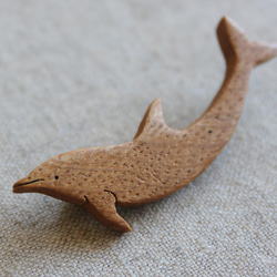イルカ木製ブローチ 4枚目の画像