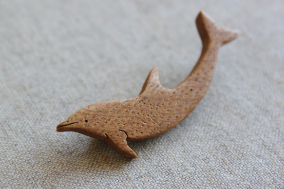 イルカ木製ブローチ 4枚目の画像