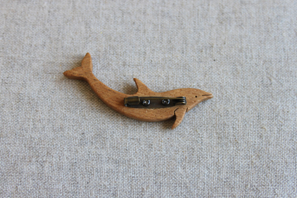 イルカ木製ブローチ 6枚目の画像