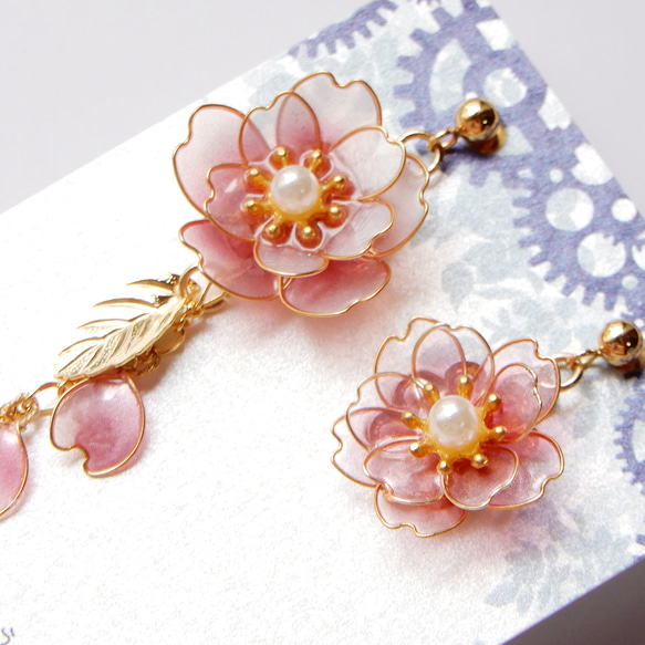 八重桜のアシンメトリーピアス・イヤリング　ディップアート/耳飾り 3枚目の画像