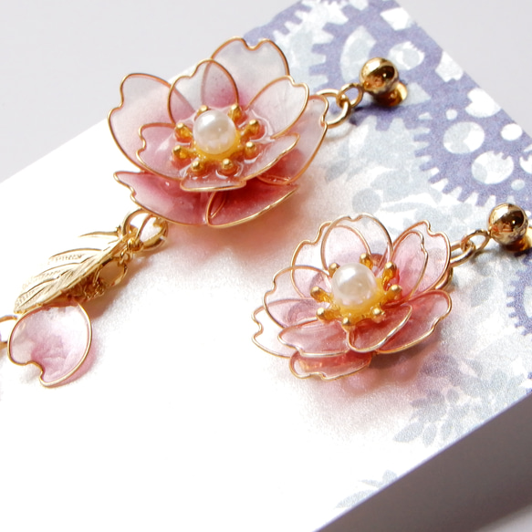 八重桜のアシンメトリーピアス・イヤリング　ディップアート/耳飾り 1枚目の画像