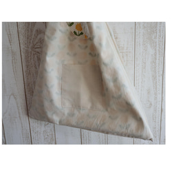 三角シルエットのサブバッグ＊お花の刺繍（２サイズ） 5枚目の画像