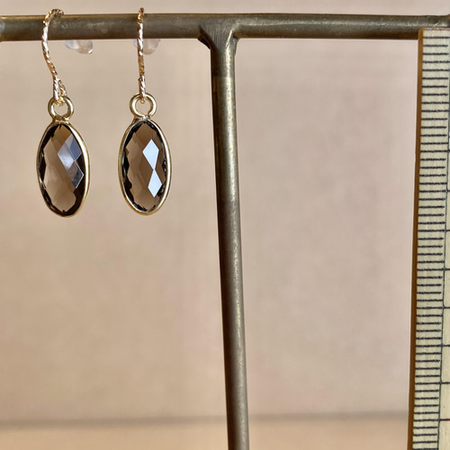 送料無料】14kgf 天然石 スモーキークォーツ 枠留め オーバル ピアス  