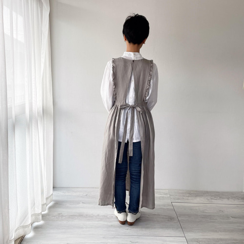受注生産》小さいフリルの付いたリネンのエプロンワンピース
