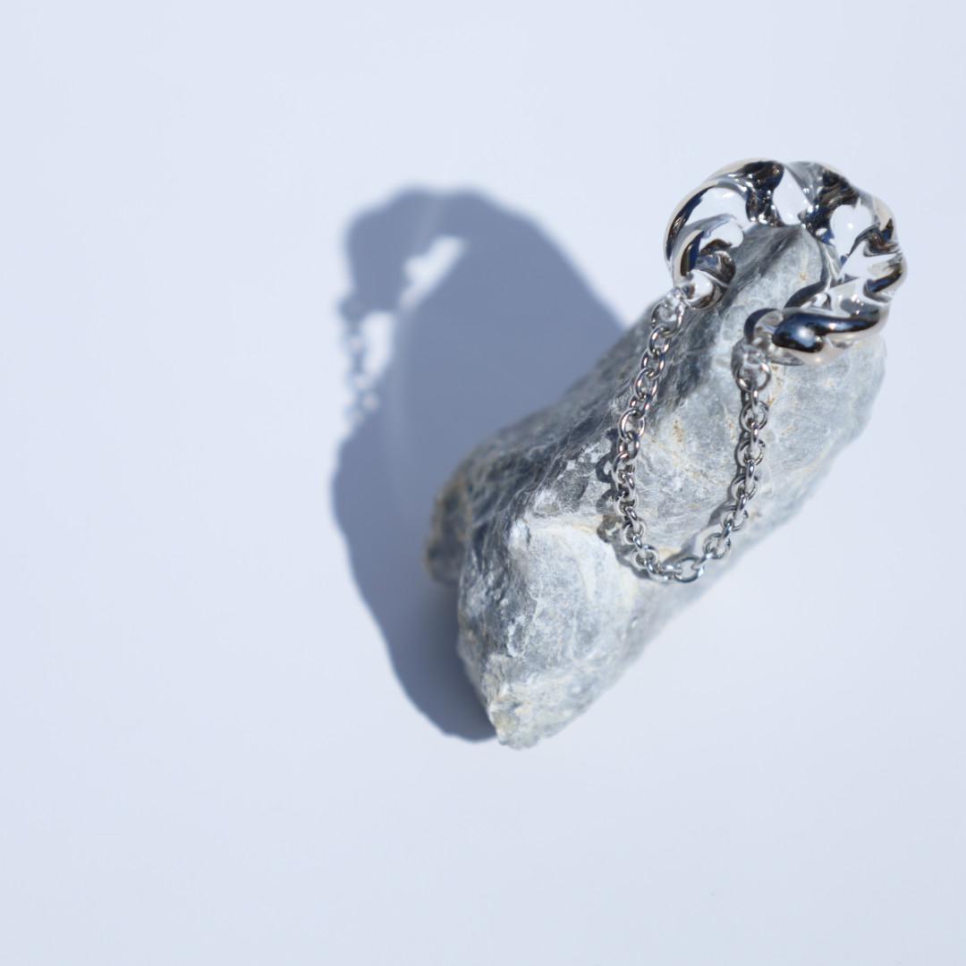 ガラスイヤーカフ "Twist×ステンレスチェーン"-platinum-