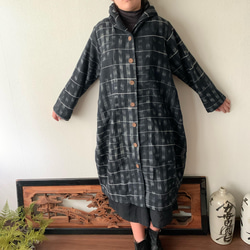 フード風襟の手織り綿バルーンコート　秋冬に、嵐山のお店で一番人気で裾切り替えもキュートなコート　黒絣 3枚目の画像