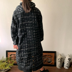 フード風襟の手織り綿バルーンコート　秋冬に、嵐山のお店で一番人気で裾切り替えもキュートなコート　黒絣 10枚目の画像