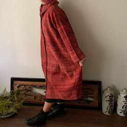 フード風襟の手織り綿バルーンコート　秋冬に、嵐山のお店で一番人気で裾切り替えもキュートなコート　赤絣 8枚目の画像