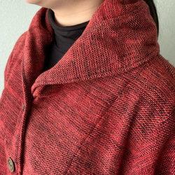 フード風襟の手織り綿バルーンコート　秋冬に、嵐山のお店で一番人気で裾切り替えもキュートなコート　赤絣 11枚目の画像