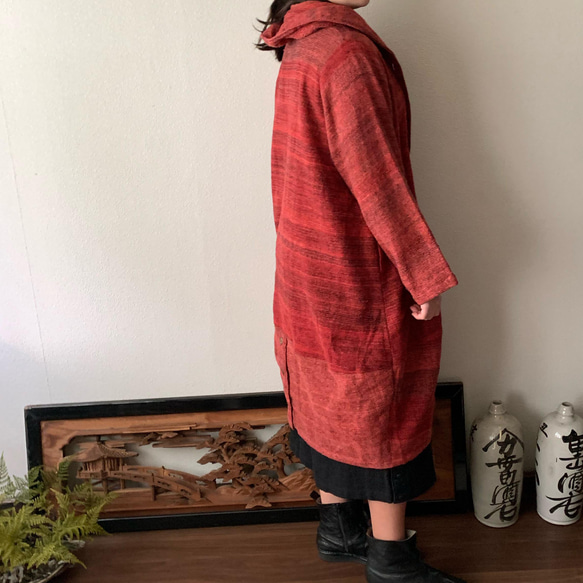 フード風襟の手織り綿バルーンコート　秋冬に、嵐山のお店で一番人気で裾切り替えもキュートなコート　赤絣 4枚目の画像