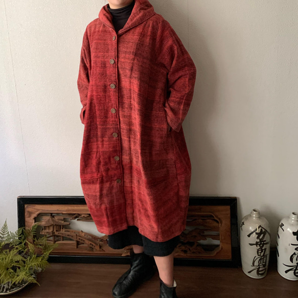 フード風襟の手織り綿バルーンコート　秋冬に、嵐山のお店で一番人気で裾切り替えもキュートなコート　赤絣 3枚目の画像