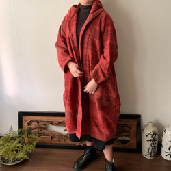 フード風襟の手織り綿バルーンコート　秋冬に、嵐山のお店で一番人気で裾切り替えもキュートなコート　赤絣 2枚目の画像
