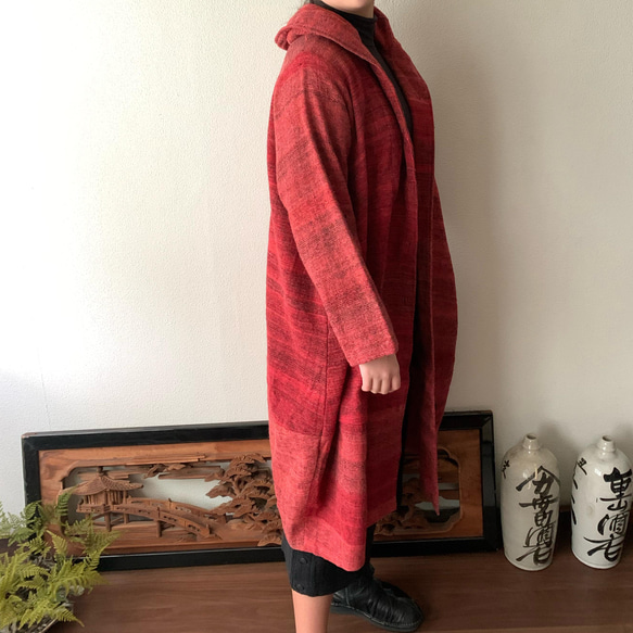 フード風襟の手織り綿バルーンコート　秋冬に、嵐山のお店で一番人気で裾切り替えもキュートなコート　赤絣 5枚目の画像