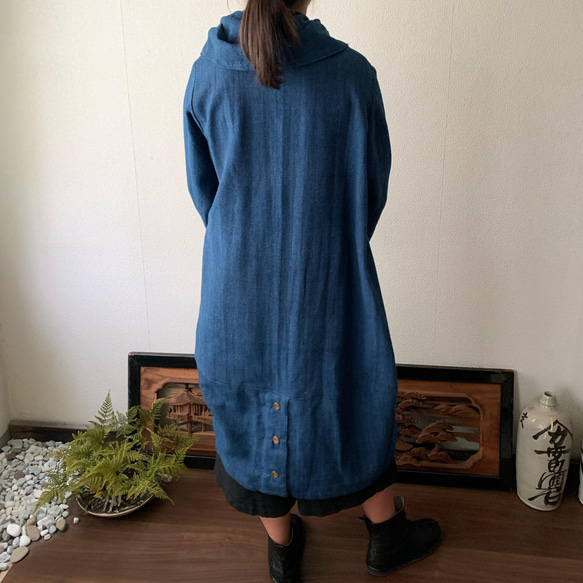 フード風襟の手織り綿バルーンコート　秋冬に、嵐山のお店で一番人気で裾切り替えもキュートなコート　青絣 8枚目の画像