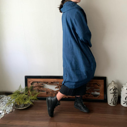 フード風襟の手織り綿バルーンコート　秋冬に、嵐山のお店で一番人気で裾切り替えもキュートなコート　青絣 6枚目の画像