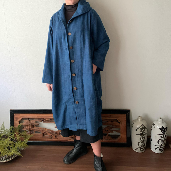 フード風襟の手織り綿バルーンコート　秋冬に、嵐山のお店で一番人気で裾切り替えもキュートなコート　青絣 3枚目の画像