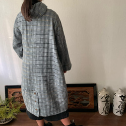 フード風襟の手織り綿バルーンコート　秋冬に、嵐山のお店で一番人気で裾切り替えもキュートなコート　グレイ絣 6枚目の画像