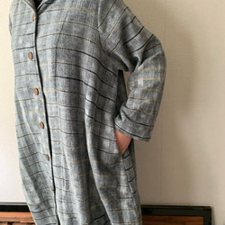 フード風襟の手織り綿バルーンコート　秋冬に、嵐山のお店で一番人気で裾切り替えもキュートなコート　グレイ絣 8枚目の画像