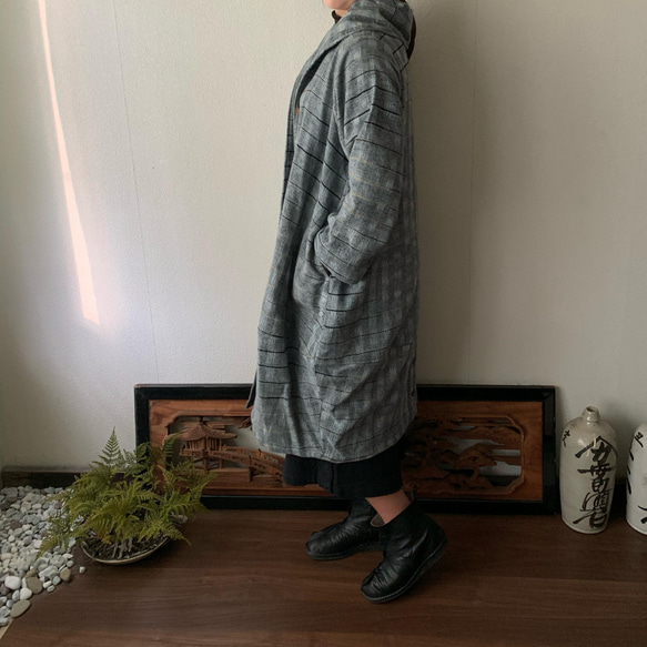 フード風襟の手織り綿バルーンコート　秋冬に、嵐山のお店で一番人気で裾切り替えもキュートなコート　グレイ絣 4枚目の画像