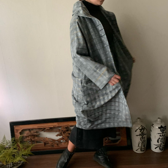フード風襟の手織り綿バルーンコート　秋冬に、嵐山のお店で一番人気で裾切り替えもキュートなコート　グレイ絣 5枚目の画像
