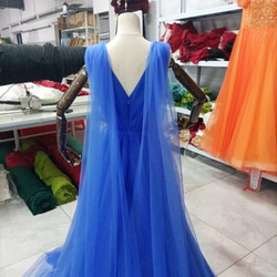 豪華！群青色　カラードレス  Vネックドレス  華やかなトレーン プリンセスライン   結婚式/披露宴/ 2枚目の画像