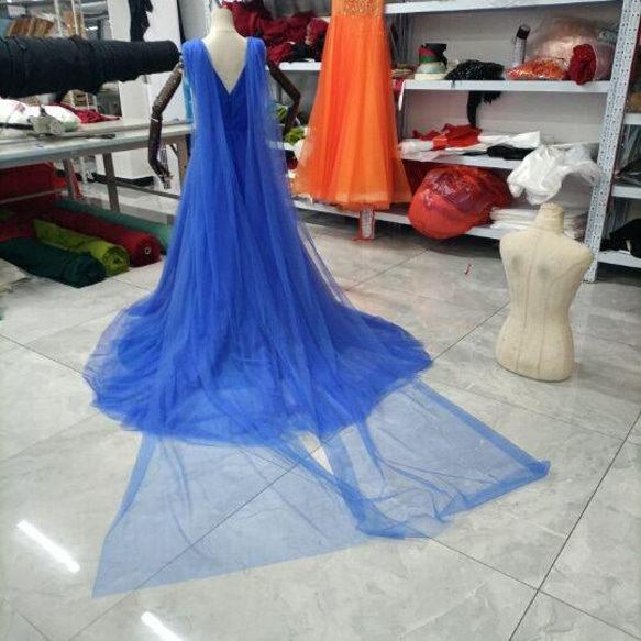 豪華！群青色　カラードレス  Vネックドレス  華やかなトレーン プリンセスライン   結婚式/披露宴/ 4枚目の画像