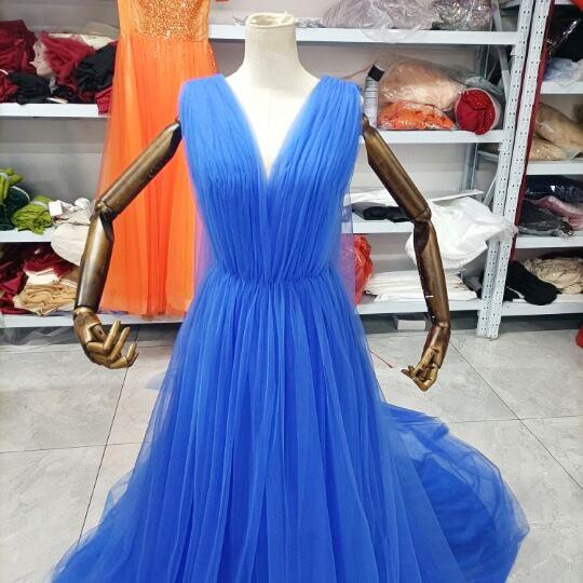 豪華！群青色　カラードレス  Vネックドレス  華やかなトレーン プリンセスライン   結婚式/披露宴/ 7枚目の画像