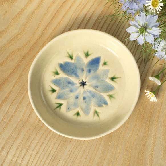 陶器の花小皿【ニゲラ】水色03(小) 2枚目の画像