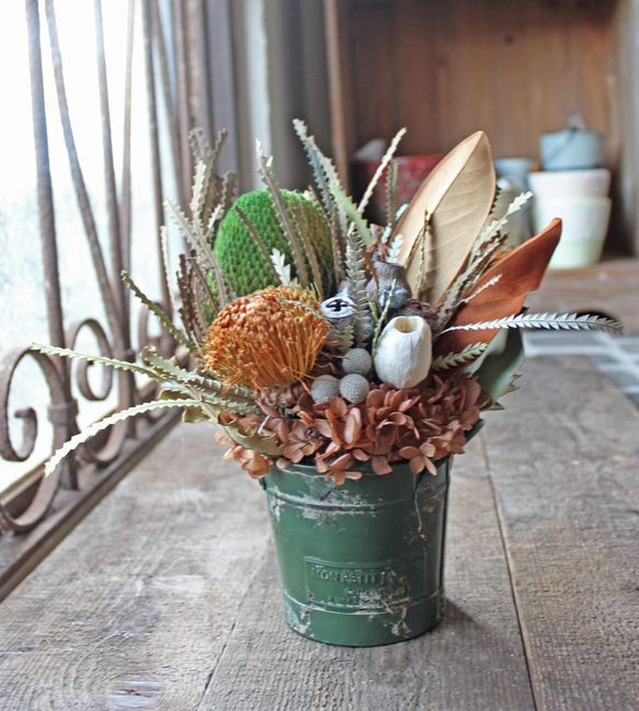 Bucket Banksia dry arrangement dark green M【ラッピング無料】 3枚目の画像