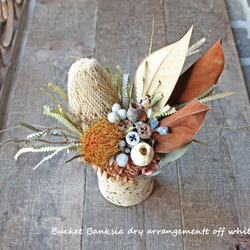 Bucket Banksia dry arrangement off white M【ラッピング無料】 1枚目の画像