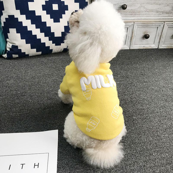 犬服　ミルク図柄犬セーター　かわいいえいご文字付きのシャツ　丸首　黄色と青 2枚目の画像