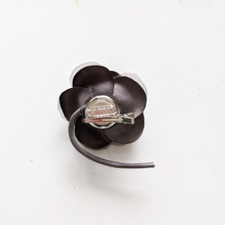 ミニカメリアの布花コサージュ ブラックオーガンジー 2枚目の画像