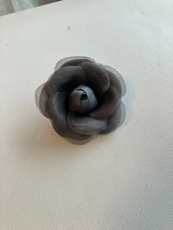 ミニカメリアの布花コサージュ ブラックオーガンジー 5枚目の画像