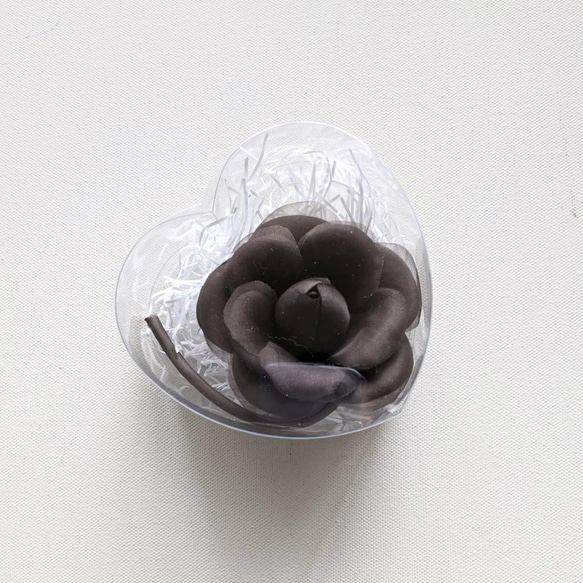 ミニカメリアの布花コサージュ ブラックオーガンジー 3枚目の画像